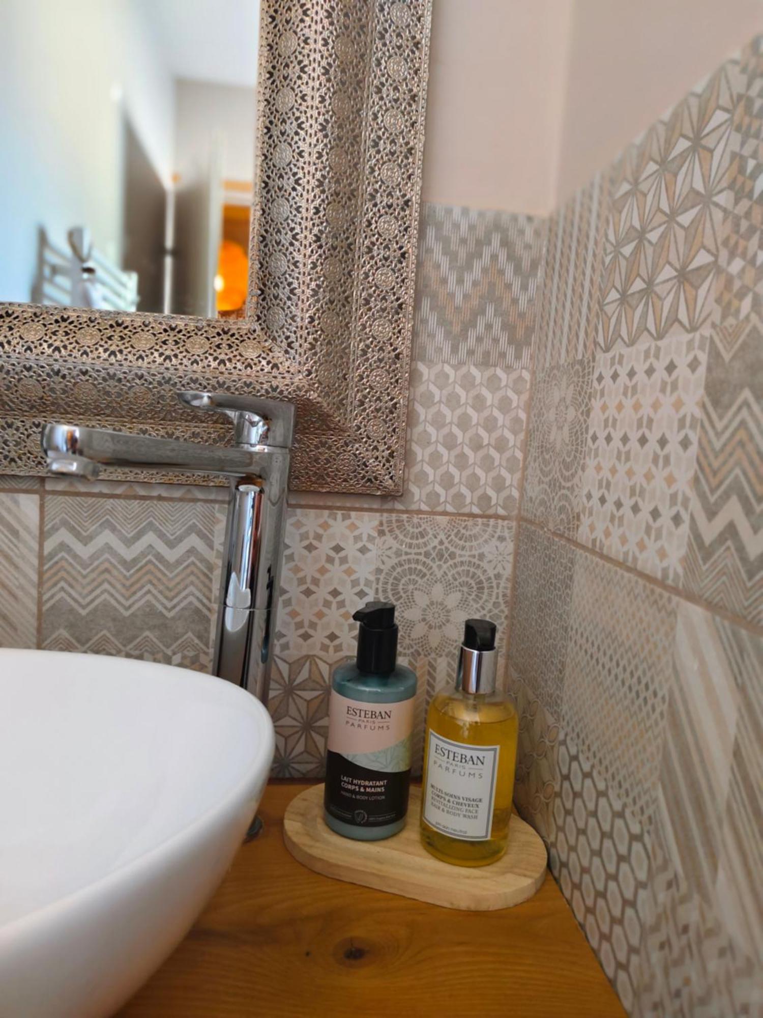La Chabertine Bed & Breakfast Gareoult Bagian luar foto
